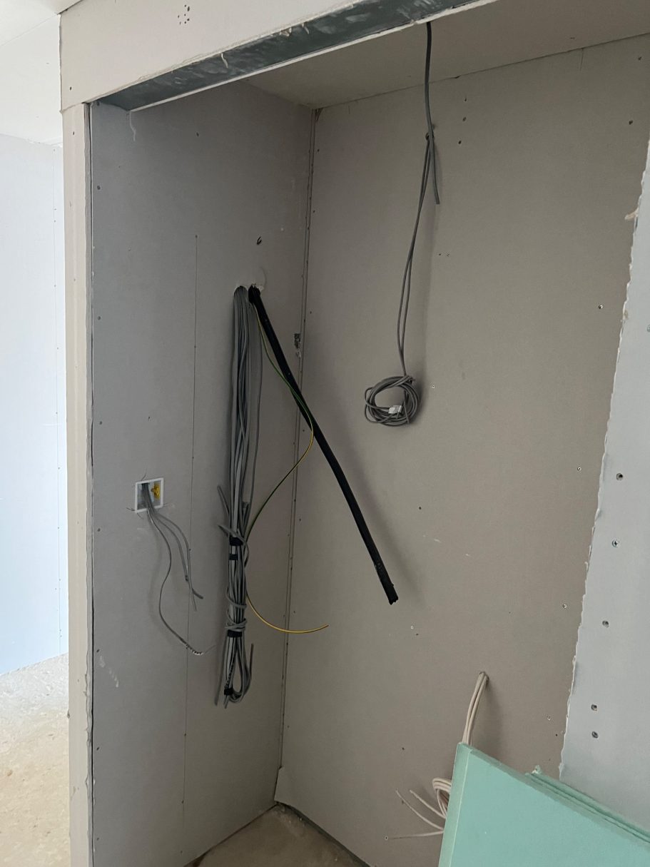 Flat 6 - Fuse board cupboard (plus internet and manifold)
